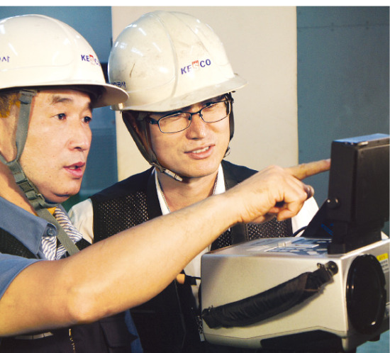 한국전기안전공사 직원이 산업시설에 전기가 안정적으로 공급되고 있는지 검사하고 있다. /한국전기안전공제공 