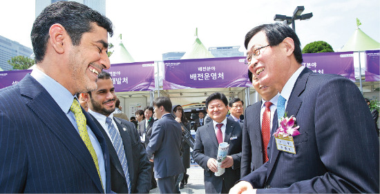 조환익 한국전력 사장(오른쪽)이 지난달 29일에 열린 전력산업 동반성장 박람회에서 해외 바이어와 이야기를 나누고 있다.  /한국전력 제공 