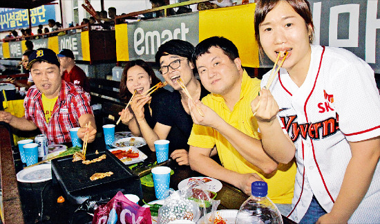 SK 와이번스 팬들이 인천 문학구장에 마련된 바비큐존에서 삼겹살을 구워 먹으며 응원하고 있다.  /SK 제공 