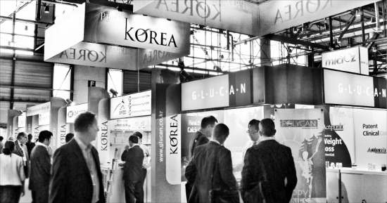 ‘비타푸드 2013’ 박람회가 스위스 제네바 팔렉스포(Palexpo)에서 16일까지 열린다. 한국에서는 쎌바이오텍, 한국인삼공사 등 11
개 업체가 참가했다. 사진은 한국관 전경.  /이준혁 기자