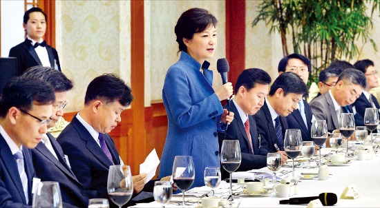 박근혜 대통령이 15일 청와대에서 열린 언론사 정치부장단 만찬 간담회에서 인사말을 하고 있다.  /강은구 기자 egkang@hankyung.com 