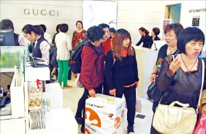 면세점에서 쇼핑하고 있는 중국인 관광객들