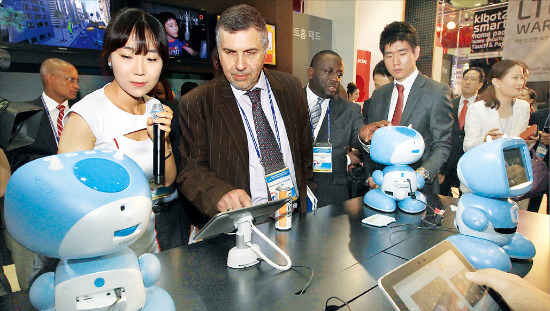지난해 월드 IT쇼를 찾은 관람객들이 KT 전시관에서 교육용 스마트로봇 ‘키봇2’를 체험하고 있다. 