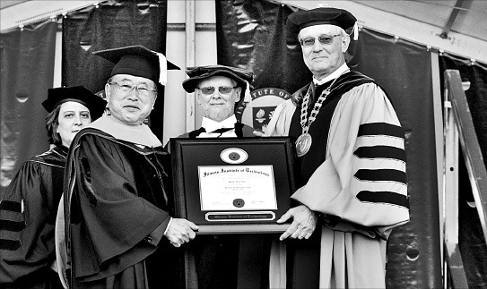 조석래 효성 회장(앞줄 왼쪽)이 18일(현지시간) 미국 일리노이공대 졸업식에서 존 L 앤더슨 총장으로부터 명예 공학박사 학위를 받고 있다.  /효성 제공 