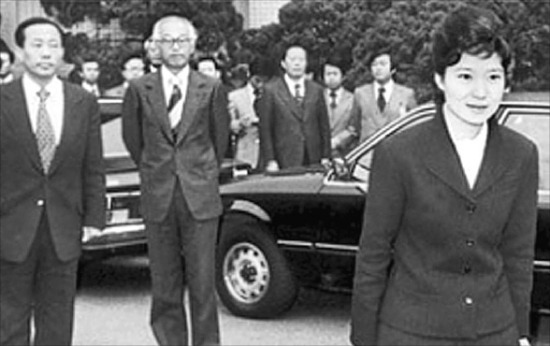 1979년 11월 박정희 전 대통령 장례식 후 청와대를 떠나는 박근혜 대통령을 배웅하고 있다.  /국가기록원 제공