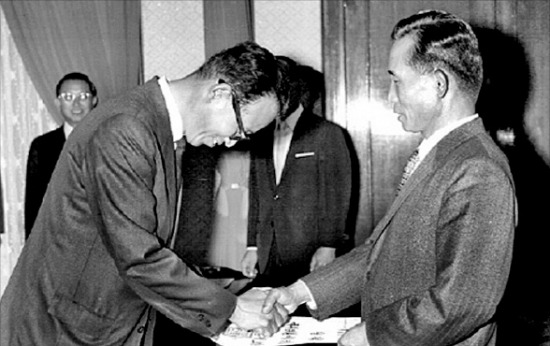 남덕우 전 국무총리가 1969년 재무부 장관 임명장을 받고 박정희 전 대통령과 악수하고 있다.  /국가기록원 제공
