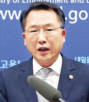 방하남 고용노동부 장관은 20일 정부과천청사에서 기자간담회를 열고 분기별로 지급하는 상여금을 통상임금으로 인정할지를 논의하기 위한 노·사·정 대화를 공식 제안했다.  /연합뉴스