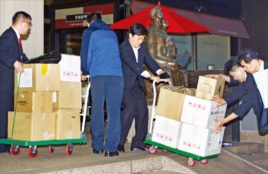 < CJ본사 압수 물품 > 검찰이 수십억원대 해외 비자금 조성 의혹과 관련해 21일 CJ그룹을 전격 압수수색했다. 검찰 관계자들이 이날
저녁 서울 남대문로 CJ그룹 본사 앞에서 압수 물품을 옮기고 있다. 뉴시스