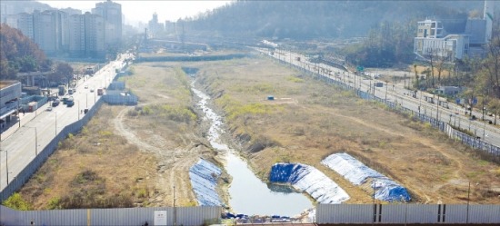 서울 은평뉴타운 내 ‘알파로스’ 복합단지 건설사업이 무산될 위기에 처했다. 사업이 지연되면서 해당 부지가 5년째 울타리만 세워진 채 방치돼있다.  /한경DB 