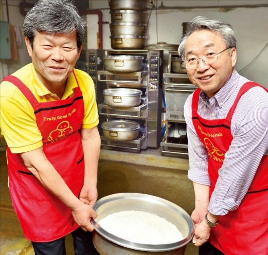 예수사랑선교회 대표 김범곤 목사(왼쪽)와 김인환 전 총신대 총장이 서울 중림동 ‘사랑의 등대’ 주방에서 식사 준비를 하고 있다.   /정동헌 기자 dhchung@hankyung.com