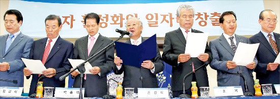 < “기업 옥죄기 우려할 수준” > 손경식 대한상공회의소 회장을 비롯한 전국 71개 상의 회장들은 22일 광주상의에서 열린 정기 회의에서 정치권의 무분별한 노동 및 환경 규제 강화 움직임에 깊은 우려를 나타내고, 엔저 대책 마련 등 5개 요구 사항을 담은 공동 발표문을 채택했다. 왼쪽부터 김철 울산상의 회장, 김광식 인천상의 회장, 박흥석 광주상의 회장, 손 회장, 조성제 부산상의 회장, 손종현 대전상의 회장, 백남홍 경기 하광(하남·광주)상의 회장. /대한상의 제공