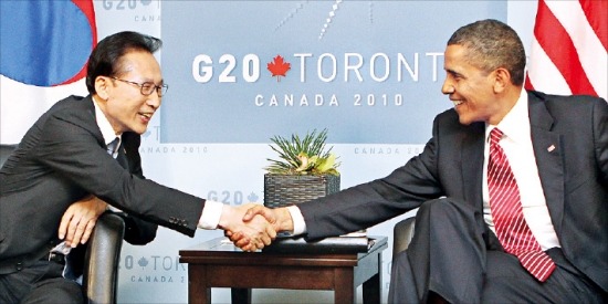 이명박 대통령과 버락 오바마 미국 대통령이 2010년 6월27일 캐나다 토론토에서 열린 주요 20개국(G20) 정상회의 한·미 정상회담에서 전작권을 2015년으로 연기하는 데 합의한 뒤 악수하고 있다. /한경DB
