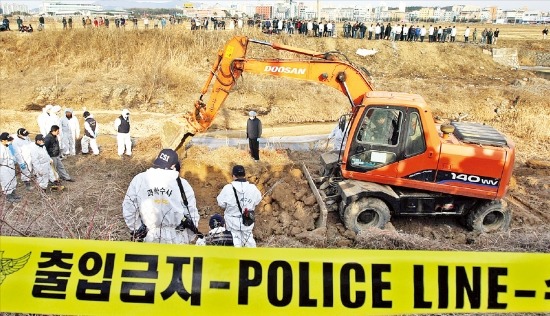 살해 사건현장이나 참혹한 재해현장을 찾아다니는 일선 형사들이 정신적 스트레스에 시달리고 있다. 2009년 2월 오전 경기도 화성 비병면 양노리 국도변에서 발생한 경기 서남부 연쇄살인사건 현장에서 중장비를 동원해 발굴하고 있다.  /한경DB 