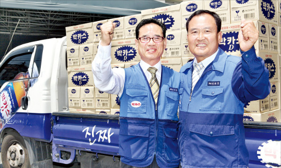 강득희(왼쪽), 이용기 차장이 30년을 함께해온 박카스 루트카 앞에서 파이팅을 외치고 있다. 