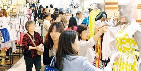 중국 관광객 증가와 독창적 모델을 선호하는 젊은 소비자들의 발길이 잦아지면서 두타를 중심으로 동대문 패션상가의 부활 기대가 커지고 있다. /김병언 기자 misaeon@hnakyung.com