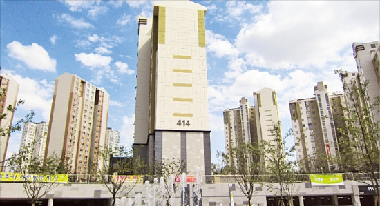 인천 청라신도시는 기반시설 부족 으로 4·1 부동산대책에도 불구하고, 미분양 아파트가 늘어나고 아파트값도 약세를 벗어나지 못하고 있다. 청라신도시 아파트 전경.