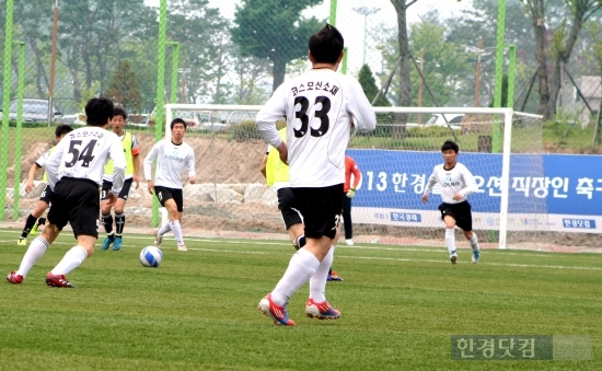 지난 1일, 충북 충주시 탄금대축구장에서 열린 '한경블루오션 직장인축구리그' 충북 지역리그에서 코스모신소재(흰색)와 성우오토모티브가 4강 진출을 놓고 격돌하고 있다. 충주= 유정우 기자 seeyou@hankyung.com