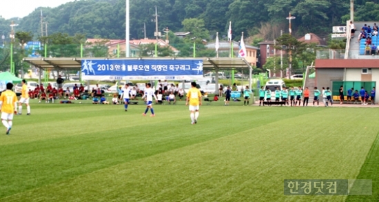 국내 최대 규모의 직장 동호회 친선 축구리그인 '한경블루오션 직장인축구리그'가 지난 1일 충청북도 충주시에서 열린 지역예선을 시작으로 5개월간의 대장정에 돌입했다. 사진은 충북 예선리그 전경./ 사진. 사진.HM스포츠 제공.