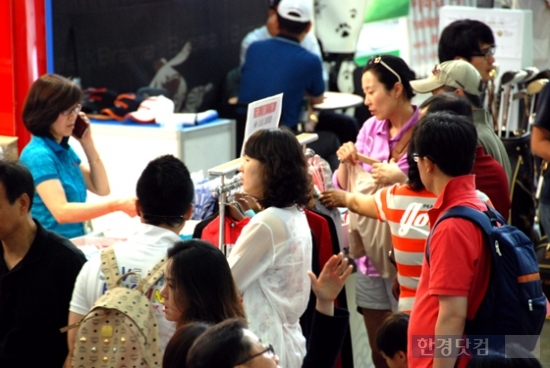 전시장에 마련된 애플라인드 부스에서는 이월상품을 구매하려는 내방객으로 하루종일 붐비는 모습이었다./ 사진. 유정우 기자 seeyou@hankyung.com