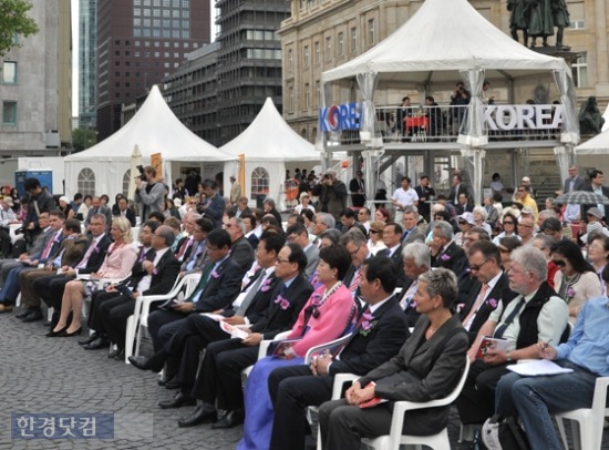 한독수교 130주년을 기념하는 '한국문화축제'가 8일까지 나흘간의 일정으로 독일 프랑크푸르트 중앙광장에서 열린다. 축제기간 중에는 대형비빔밥행사, 김치체험행사 등 한식세계화 홍보행사와 태권도시범, 한복패션쇼 등 한국의 문화를 알리기 위한 다양한 프로그램이 동시에 진행된다. 사진은 5일 열린 축제 개막행사 전경. / 사진=한식재단 제공