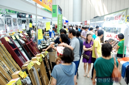 8일, 행사장에는 징검다리 휴일에 본격적인 주말을 맞아 4천여명의 골프 마니아들이 전시장을 찾아 대성황을 이뤘다. 전시장에 마련된 아웃렛관 전경./ 사진. 유정우 기자 seeyou@hankyung.com