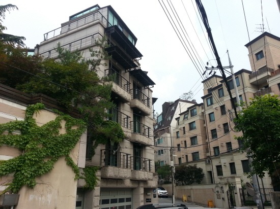 ▲ 강석우씨가 소유한 빌라와 주변 건물 모습. 