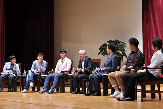 학생 패널들과의 대화에서 로저스 회장은 열정을 갖고 포기하지 않는 것이 ‘박사학위’보다 중요하다고 했다.