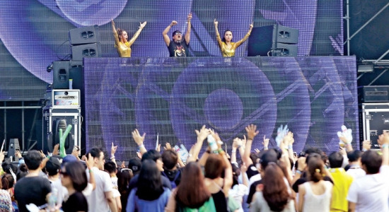 서울 잠실종합운동장에서 14일 열린 ‘울트라 코리아 2013’에 참가한 관람객들이 공연을 보며 열광하고 있다.
