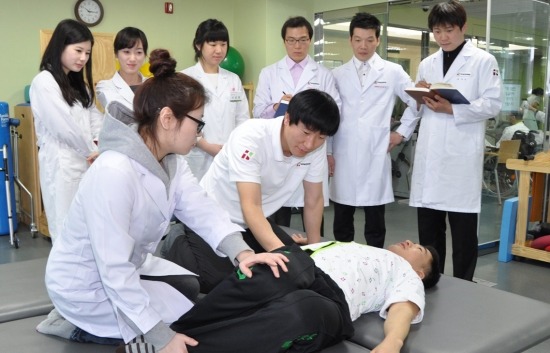 대구보건대학교 보건계열 졸업생들이 대구시 북구 동천동 대구보건대 병원에서 단계별 임상 심화실습 프로그램에 참여하고 있다./대구보건대 제공
