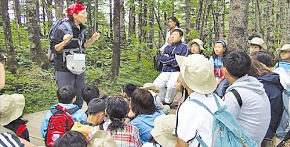 롯데백화점의 ‘어린이 환경학교’에 참가한 어린이들이 야외수업을 듣고 있다.  