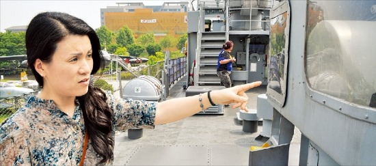 제2 연평해전에서 순국한 한상국 중사의 부인 김한나 씨가 서울 용산 전쟁기념관에 전시된 참수리호 앞에 서있다. /홍선표 기자 rickey@hankyung.com 