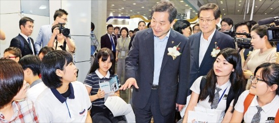 유정복 안전행정부 장관(오른쪽 네 번째)이 7일 서울 삼성동 코엑스에서 열린 ‘2013 공직박람회’에 참석해 공무원을 지망하는 고등학생들과 대화를 하고 있다.  /신경훈 기자 nicerpeter@hankyung.com