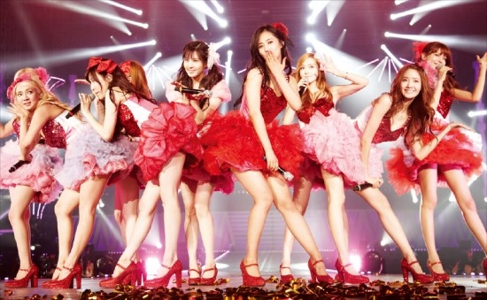소녀시대가 9일 서울 올림픽공원 체조경기장에서 열린 ‘월드투어 서울 공연’에서 히트곡 ‘지(Gee)’를 부르고 있다. /SM엔터테인먼트 제공 