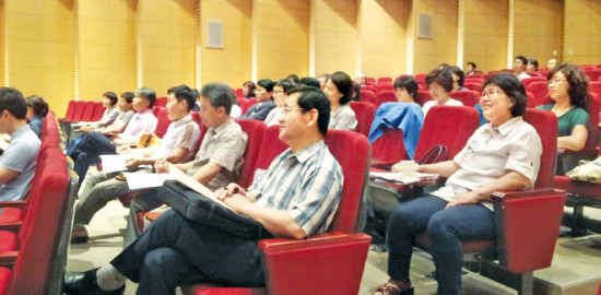 한국경제신문이 10일 대전 도룡동 대전컨벤션센터에서 연 ‘4·1 부동산 대책과 하반기 부동산시장 전망’ 설명회를 찾은 투자자들이 전문가의 강연을 듣고 있다. 대전=이현진 기자