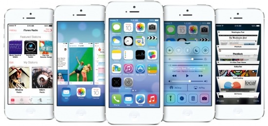 iOS7에서는 화면이 잠겼을 때도 제어센터를 열어 설정을 쉽게 변경할 수 있고, 여러 개의 탭을 손가락으로 빠르게 넘기면서 원하는 사이트를 찾을 수 있다.  /애플 제공 