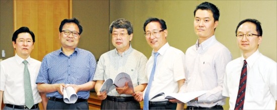 한국경제연구원 주최로 11일 서울 중림동 한국경제신문 본사에서 열린 ‘재정정책의 거시경제효과 비판’ 정책토론회에서 전문가들은 케인스식 경제정책의 부작용을 지적했다. 왼쪽부터 송원근 한국경제연구원 선임연구위원, 현진권 한국재정학회장, 조동근 명지대 교수, 김이석 시장경제제도연구소장, 이준상 성균관대 교수, 장용성 연세대 교수.  /신경훈 기자 nicerpeter@hankyung.com