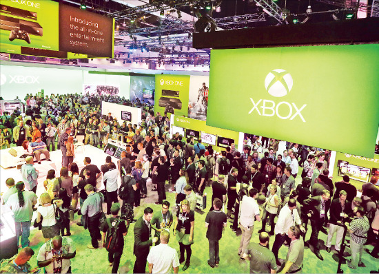 세계 최대 게임쇼인 ‘E3’(Electronic Entertainment Expo)가 미국 LA컨벤션센터에서 11~13일 열린다. 관람객들이 전시관을 둘러보고 있다. 연합뉴스