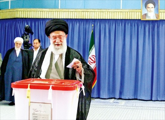 < 투표하는 하메네이 > 14일 치러진 이란 대선에서 아야톨라 알리 하메네이 최고지도자가 테헤란 모처에 마련된 투표소에서 투표하고 있다. 테헤란AFP연합뉴스