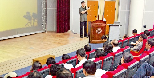 지난 13일 제주시 연동 제주웰컴센터에서 열린 전국 순회 설명회에서는 정부의 ‘4·1 부동산 대책’에 맞춘 투자 전략과 제주의 부동산 경기 동향 등이 다뤄졌다.  김동현 기자 