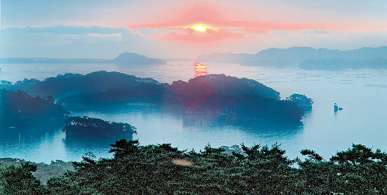 일본 3대 절경 중 하나인 센다이시의 마쓰시마는 무수한 섬들이 그림 같은 풍경을 연출한다. 저녁이면 섬과 바다가 황홀한 석양에 물들어 절경을 이룬다. 미야기현 관광청 제공