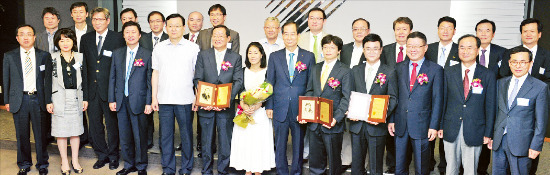 ‘한국을 빛낸 100번째 무역인’이 탄생한 제 51회 시상식 모습. 지난해 7월11일 서울 삼성동 무역센터에서 열린 이 행사에는 김기웅 한국경제신문 사장(앞줄 왼쪽 네 번째부터), 홍석우 당시 지식경제부 장관, 이명재 명정보통신 사장 부부, 한덕수 한국무역협회장, 권혁빈 스마일게이트 사장, 조승현 누가의료기 사장, 오석송 한빛회 회장(메타바이오 메드 회장), 정석현 수산중공업 사장 등이 참석했다. 현재까지 수상자는 모두 118명이다. /강은구 기자 egkang@hankyung.com