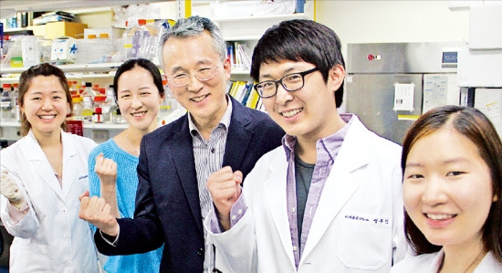 기초과학연구원(IBS)의 김은준 시냅스 뇌질환 연구단장(가운데)과 연구원들이 연구실에서 파이팅을 외치고 있다. 기초과학연구원 제공