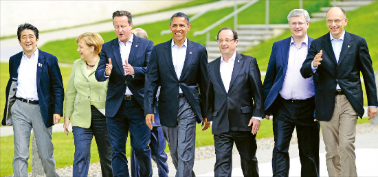 주요 8개국(G8) 정상들이 18일(현지시간) 북아일랜드 로크에른에서 나란히 걸어가고 있다. 아베 신조 일본 총리(왼쪽부터), 앙겔라 메르켈 독일 총리, 데이비드 캐머런 영국 총리, 버락 오바마 미국 대통령, 프랑수아 올랑드 프랑스 대통령, 스티븐 하퍼 캐나다 총리, 엔리코 레타 이탈리아 총리. 로크에른AP연합뉴스