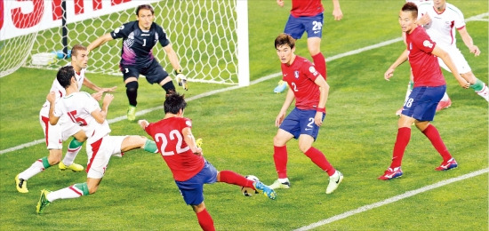 < 회심의 슈팅 날렸지만… > 한국 축구대표팀 김영권(22번)이 18일 울산 문수경기장에서 열린 브라질 월드컵 최종예선 이란과의 경기에서 후반 30분 슈팅을 날리고 있다. 연합뉴스