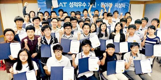 ‘제19회 테샛’ 및 ‘제6회 주니어테샛’ 시상식이 18일 한국경제신문 3층 강의실에서 열렸다. 이날 동아리대항전에서 영예의 대상( 상금 300만원)을 받은 고교연합 동아리 ‘BLESS’ 팀원들을 비롯한 수상자들이 파이팅을 외치고 있다. 신경훈 기자 nicerpeter@hankyung.com