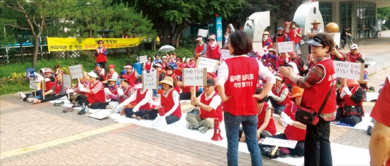 서울시의 뉴타운 출구전략에 따른 실태조사가 진행 중인 가운데 서울 성수동 일부 주민들이 지난 15일 성동구청 앞에서 공정한 실태조사를 촉구하며 집회를 벌였다. 이현일 기자