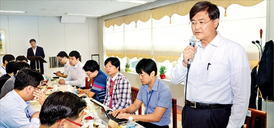 서승환 국토교통부 장관은 19일 세종시 LH(한국토지주택공사) 세종특별본부에서 열린 취임 100일 기념 기자간담회에서 “주택 취득세·보유세 등 부동산 관련 세제를 개편하기 위해 관계 부처와 논의를 시작하겠다”고 말했다. 국토교통부 제공