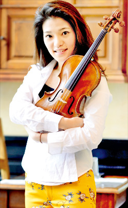 차세대 바이올리니스트 최예은 씨가 21일 공연에 앞서 바이올린을 안고 포즈를 취하고 있다. 정동헌 기자 dhchung@hankyung.com