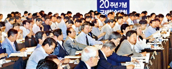 삼성 신경영 20주년을 맞아 20일 서울 양재동 더케이호텔에서 열린 국제학술대회에서 참석자들이 연사의 강연을 듣고 있다. 정동헌 기자 dhchung@hankyung.com