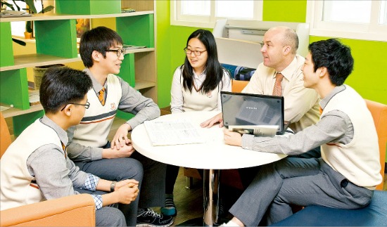 그래함 윅 북일고 경제학 교사(오른쪽 두 번째)가 학생들과 둘러앉아 토론하며 수업을 하고 있다.  /북일고 제공
 